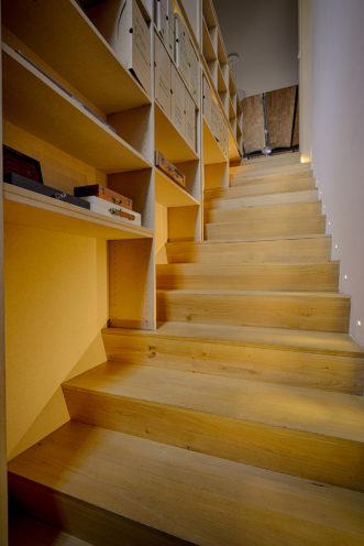 Rangement escalier bois sur-mesure par Vallon Faure