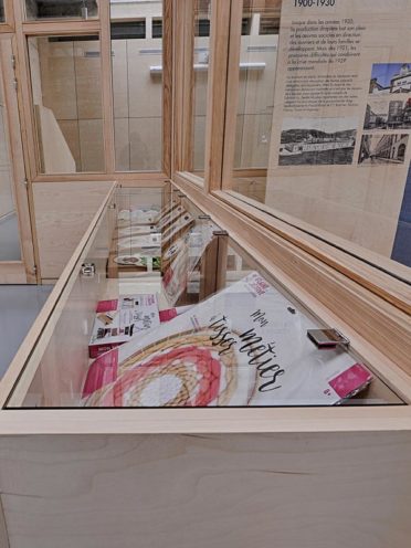 Comptoir de présentation en bois avec vitre par Vallon Faure