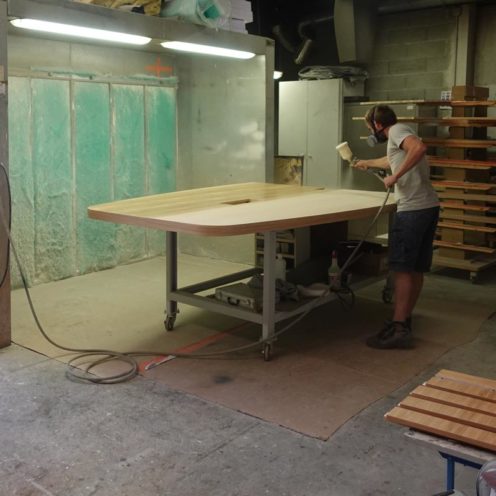 La cabine de finition après assemblage du mobilier en bois
