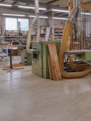 l'étape de la dégauchisseuse et de la raboteuse : les étapes de fabrication d'un mobilier en bois par Vallon Faure