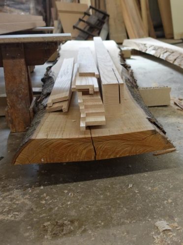 Etapes de fabrication d'un mobilier en bois : le marquage avant débit par Vallon Faure