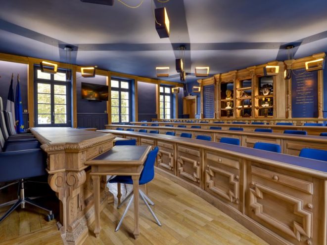 Réfection de boiserie dans la salle du Conseil de la Mairie de Romans par les équipes de Vallon Faure en collaboration avec Global Concept pour la fourniture des assises