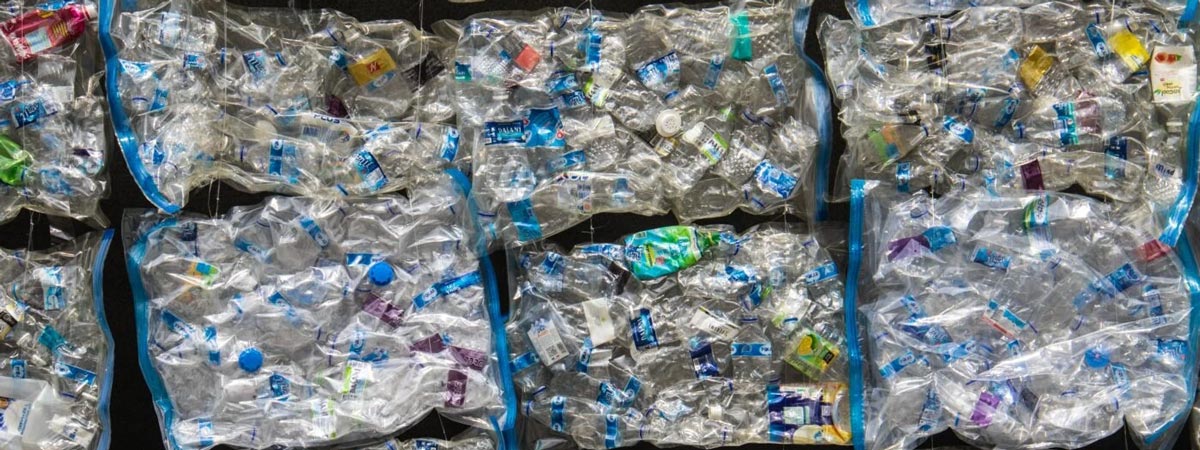 Bouteilles plastiques conduites au recyclage
