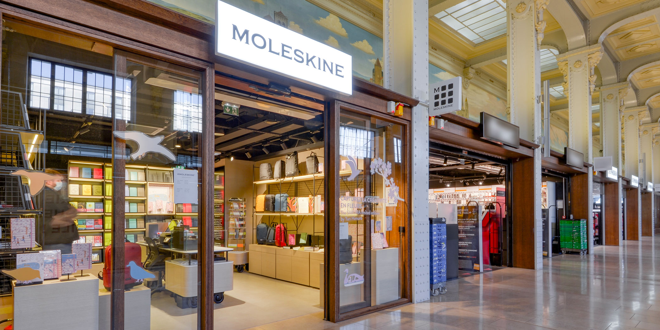 Enseigne vitrée avec chassis bois pour la boutique Moleskine à Gare de Lyon